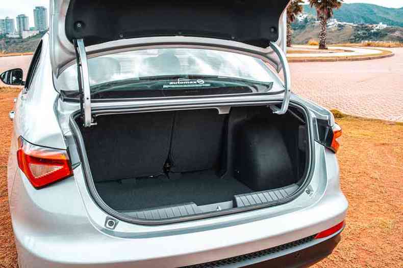 Com 525 litros de capacidade, porta-malas  um atrativo do Cronos(foto: Jorge Lopes/EM/D.A Press)