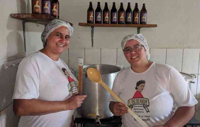 A engenheira florestal Lliam Telles e a fisioterapeuta Thayane Meireles viram na produo de cerveja artesanal a oportunidade de desconstruir o machismo no meio cervejeiro(foto: Camila Alvarenga/Divulgao)