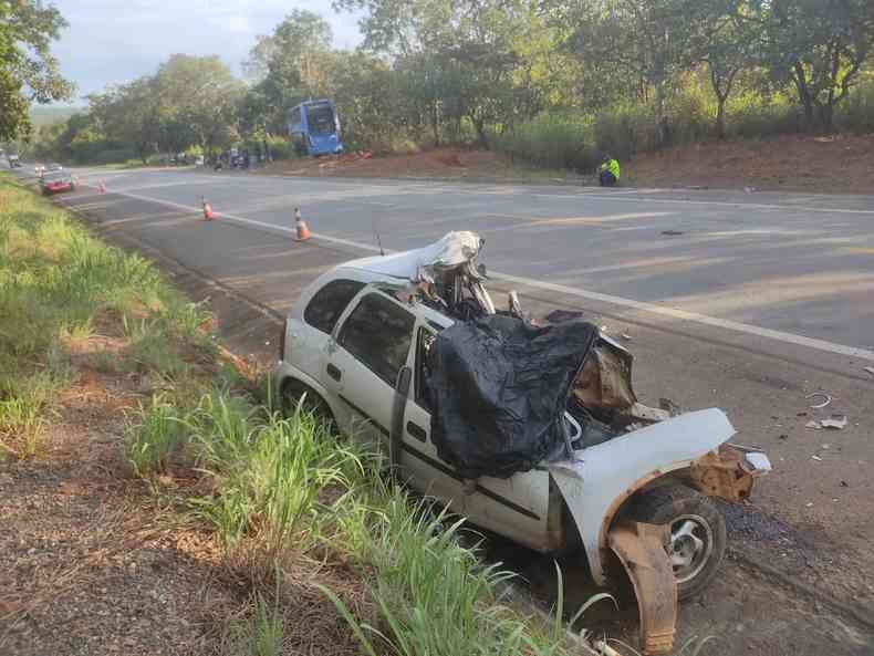 Acidente com carro que bateu de frente com nibus