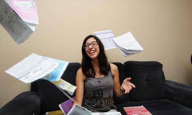 A estudante Beatriz Lobo comemora a conquista de vaga no curso de química tecnológica da UFMG um ano depois de se formar no ensino médio (foto: Gladyston Rodrigues/EM/DA Press) A estudante Beatriz Lobo comemora a conquista de vaga no curso de química tecnológica da UFMG um ano depois de se formar no ensino médio (foto: Gladyston Rodrigues/EM/DA Press)