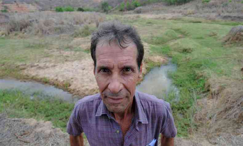 Fazendeiro Marcos Jacob da Costa diz que compra gua mineral desde que o rio foi afetado(foto: Leandro Couri/EM/DA Press)