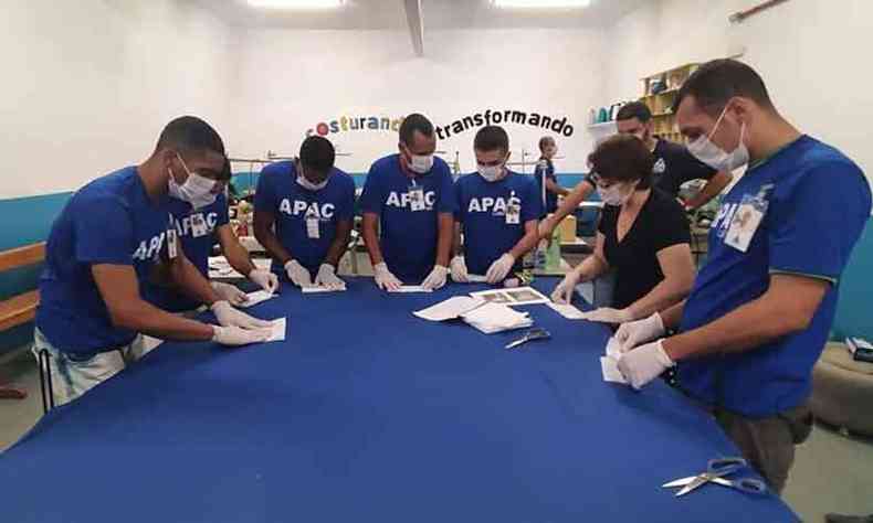 Internos da Apac de Caratinga durante a produo de mscaras para profissionais da sade da cidade(foto: Apac de Caratinga/Divulgao)