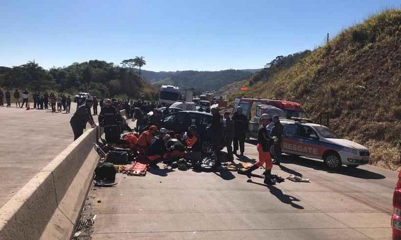 Acidente mobilizou vários socorristas na BR-381, próximo ao trevo de Caeté(foto: Corpo de Bombeiros/Divulgação) Acidente mobilizou vários socorristas na BR-381, próximo ao trevo de Caeté(foto: Corpo de Bombeiros/Divulgação)