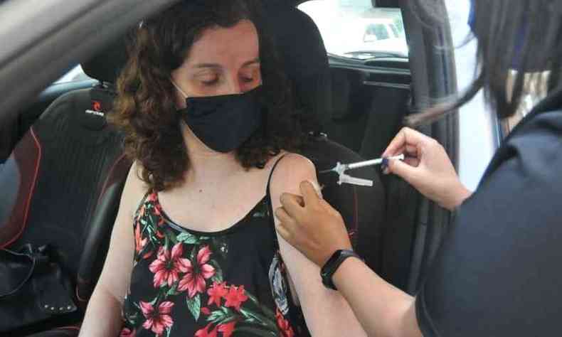 Cludia Nankran, 57, recebeu a dose dentro do carro(foto: Gladyston Rodrigues/EM/D.A Press)