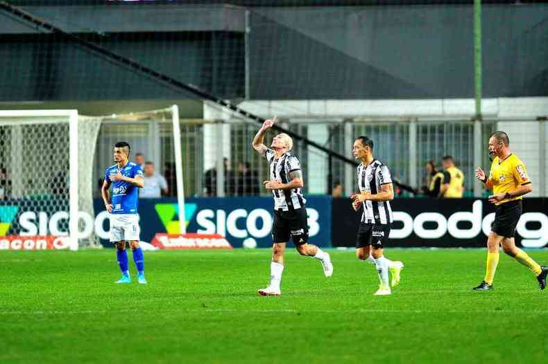 Vinicius comemora o primeiro gol da vitria atleticana por 2 a 0 sobre o Cruzeiro(foto: Ramon Lisboa/EM/D.A Press)