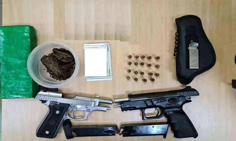 Armas e drogas apreendidas com foragido da polcia capixaba em Governador Valadares(foto: PCMG/Divulgao)