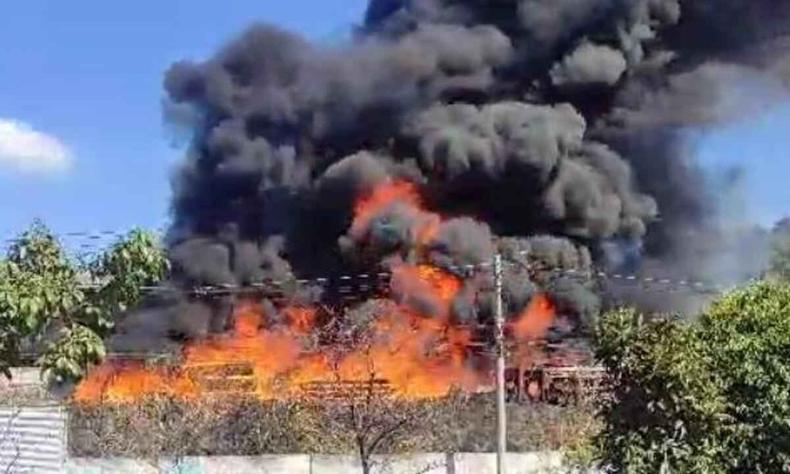 Incêndio começou por volta das 13h(foto: Reprodução/Redes Sociais) Incêndio começou por volta das 13h