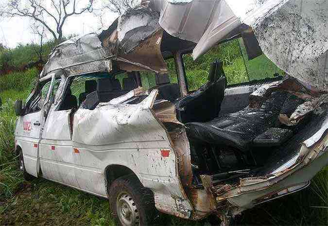 A van ficou completamente destruda depois da batida frontal com o caminho (foto: Luiz Antonio/Jornal Viso/Luz)