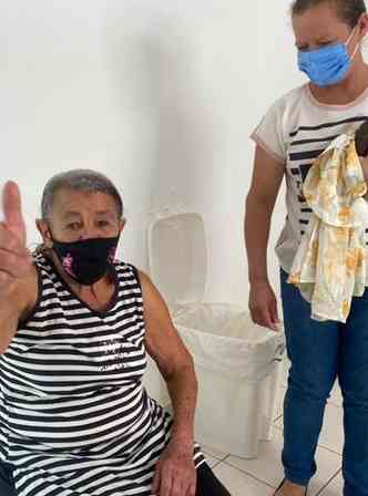 Acompanhada da filha, dona Geralda Aparecida, de 84 anos tomou a primeira dose do imunizante(foto: Divulgao/Secretaria de Sade de Pedro Leopoldo)