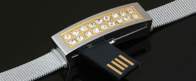 Jewel Bracelet USB: A pulseira contém um USB para quem deseja sempre andar com seus arquivos digitais(foto: USBGREEK/REPRODUÇÃO) Jewel Bracelet USB: A pulseira contém um USB para quem deseja sempre andar com seus arquivos digitais(foto: USBGREEK/REPRODUÇÃO)