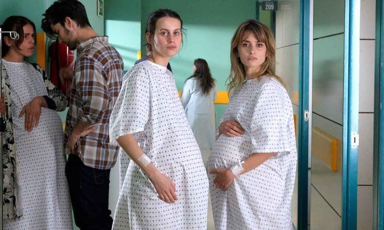 As atrizes Pen�lope Cruz e Milena Smit vestindo camisola de hospital, com barriga de gr�vida, em cena de m�es paralelas
