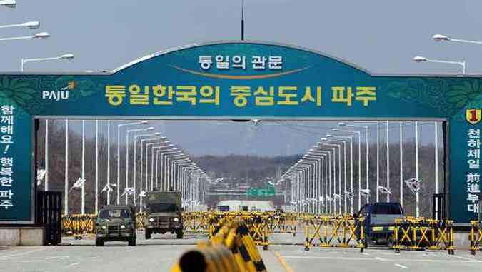 Caminhes militares passam por barricadas na estrada que conduz a Kaesong, na Coria do Norte, na cidade fronteiria de Paju(foto: YONHAP / AFP)