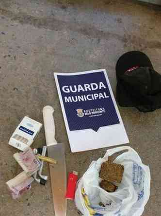 Com os suspeitos foi encontrada uma faca e um tablete de maconha(foto: Guarda Municipal/Divulgao)