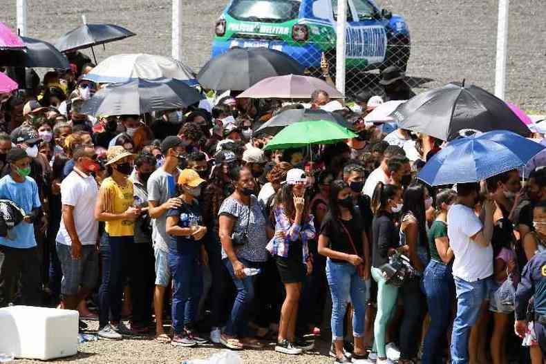 Fs da cantora Marlia Mendona fazem fila do lado de fora do centro esportivo Arena Goinia para assistir ao velrio dela