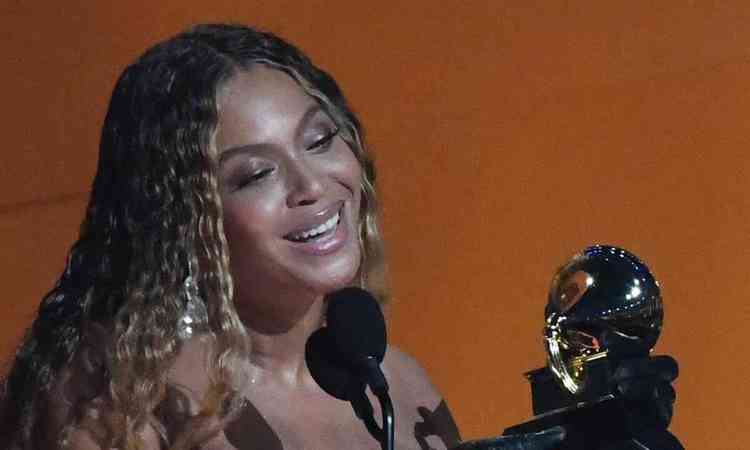 Imagem de Beyonc recebendo um Grammy