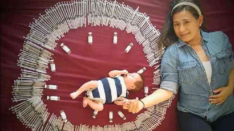 Ileana posa com o filho Gabriel e as injees de anticoagulantes que ele precisou durante a gravidez.