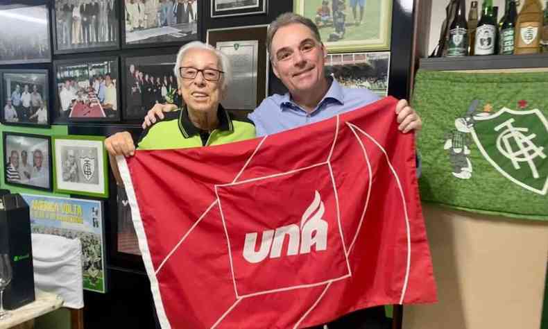 Afonso Celso Raso e Joo Batista Pacheco Antunes de Carvalho com a bandeira da Una