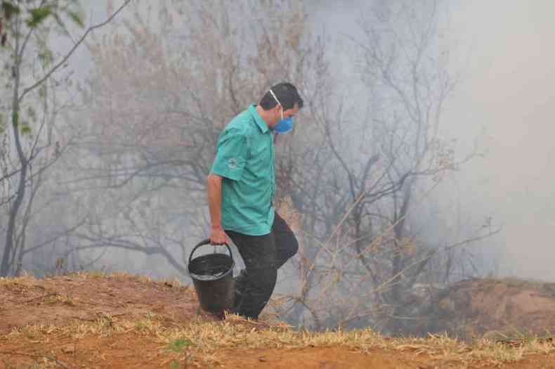 Leandro Ozorio Madureira, bombeiro civil: 'Eu fao um apelo a quem faz tentativa de colocar fogo em lixo achando que vai trazer benefcio. Na verdade, est trazendo prejuzo para vrias famlias que esto no entorno' 