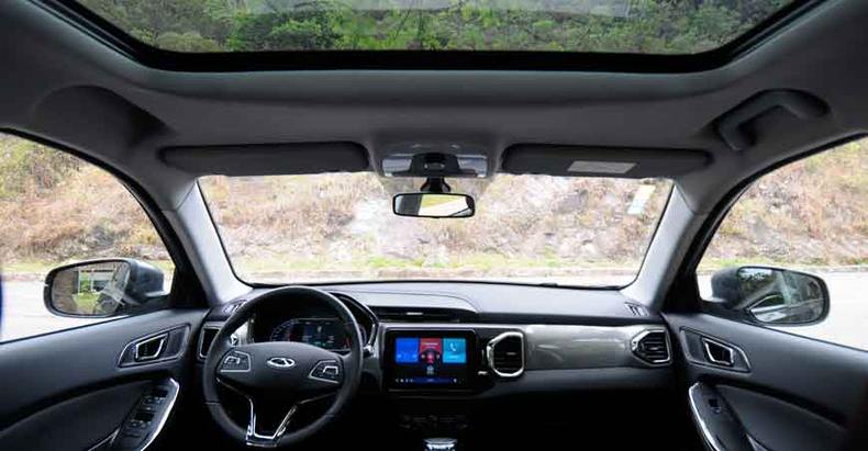 Interior tem acabamento sofisticado, multimídia com tela de nove polegadas e teto panorâmico(foto: Leandro Couri/EM/D.A Press) Interior tem acabamento sofisticado, multimídia com tela de nove polegadas e teto panorâmico(foto: Leandro Couri/EM/D.A Press)