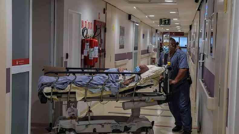 Homem  levado em maca de hospital