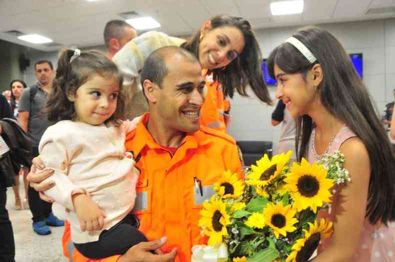 Familiares aguardavam, com muita ansiedade, o retorno dos militares(foto: Marcos Vieira/EM/D.A press)