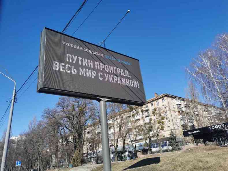 Placa no caminho de soldados russos em territrio ucraniano diz: 'Putin perdeu, o mundo est com a Ucrnia'