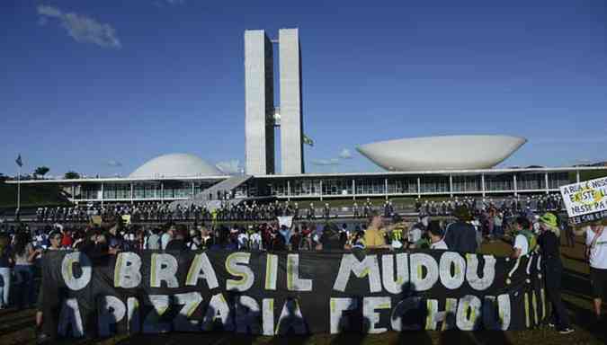 Manifestantes fazem protesto em frente ao Congresso Nacional no ltimo dia 26(foto: Fabrio Rodrigues Pozzebom/ABR)