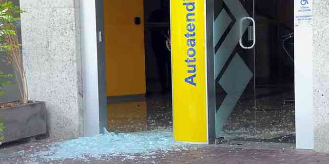 Banco do Brasil teve parte da porta de vidro danificada com a ao dos suspeitos(foto: Paulo Filgueiras/EM/D.A Press)