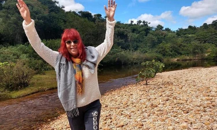 Karla Celene, ssia de Rita Lee que mora em Montes Claros, sorri e posa para foto na beira de um rio