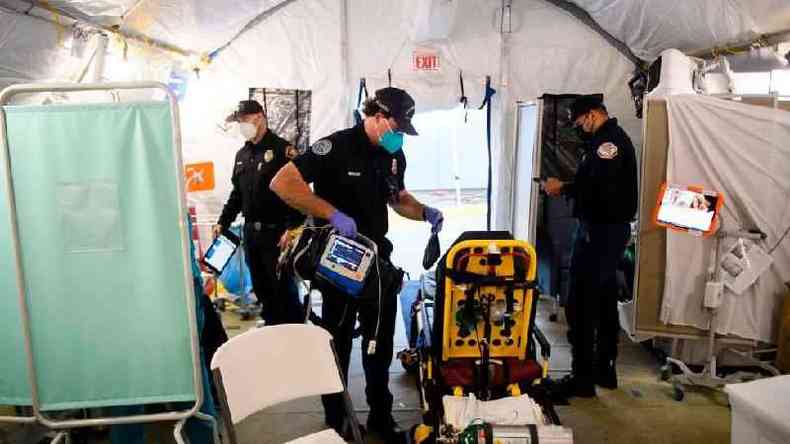 Alguns hospitais esto improvisando tendas para abrigar pacientes em Los Angeles(foto: Getty Images)