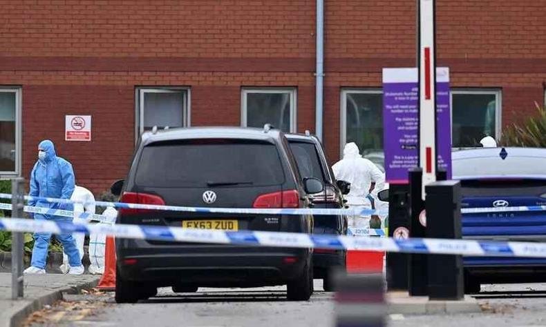 Local da explos�o foi cercado pela pol�cia de Liverpool; peritos aparecem para investigar o caso