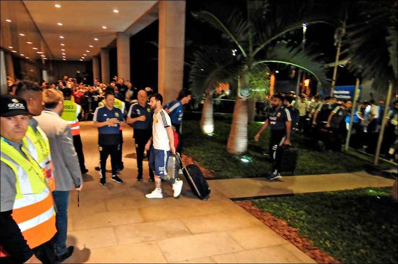 A delegação argentina chegou ao hotel na Cidade Jardim às 21h43 e os jogadores, como Messi, não atenderam aos pedidos de autógrafos e fotos dos poucos torcedores que os esperavam(foto: Ramon Lisboa/EM/D.A Press) A delegação argentina chegou ao hotel na Cidade Jardim às 21h43 e os jogadores, como Messi, não atenderam aos pedidos de autógrafos e fotos dos poucos torcedores que os esperavam(foto: Ramon Lisboa/EM/D.A Press)