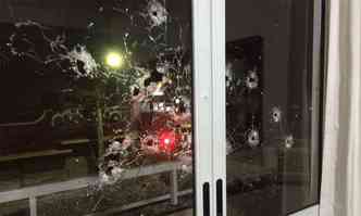 Nas proximidades do banco, marcas de tiros denunciam violncia do ataque(foto: Polcia Militar/Divulgao)