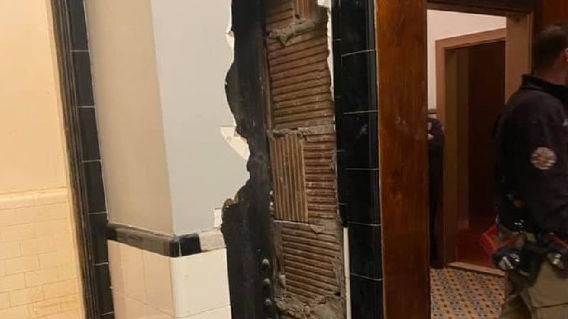 Homem nu é resgatado de dentro de parede de teatro nos EUA