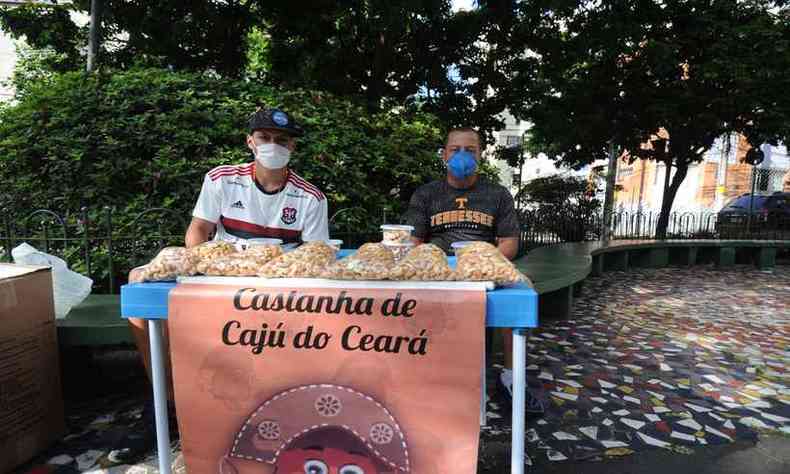 Yuri Jardim e o pai, Jos Geraldo Jardim, aproveitam o movimento em frente a local de votao para vender castanha de caju e saram satisfeitos(foto: Alexandre Guzanshe/EM/D.A.Press)