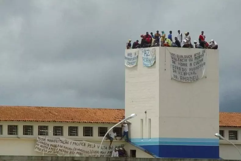  Presos rebelados no alto do presidio Urso Branco em Porto Velho, Rondonia
