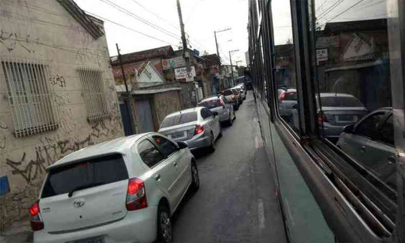 Interdio deixa trnsito lento na Rua Rio Pomba, no Padre Eustquio(foto: Simon Nascimento/Divulgao)