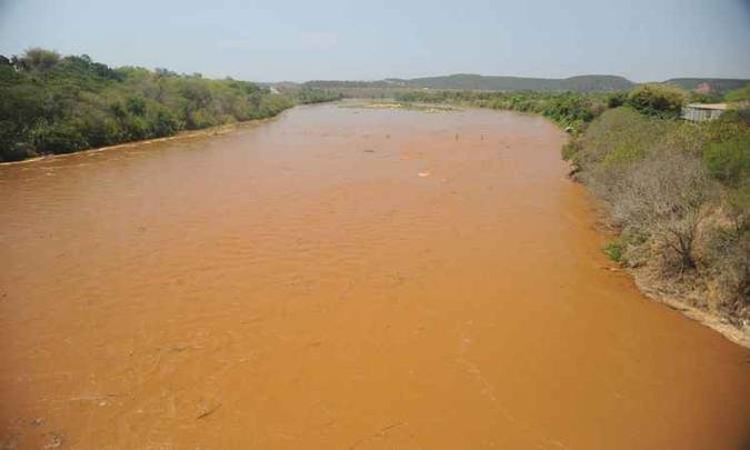 Onda de lama vinda do rompimento das barragens em Mariana passa pelo Rio Doce, entre os municípios de Santana do Paraíso e Caratinga(foto: Leandro Couri/EM/D.A Press ) Onda de lama vinda do rompimento das barragens em Mariana passa pelo Rio Doce, entre os municípios de Santana do Paraíso e Caratinga(foto: Leandro Couri/EM/D.A Press )