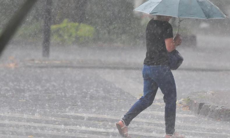 Imagem de uma pessoa andando com um guarda-chuva debaixo d'gua