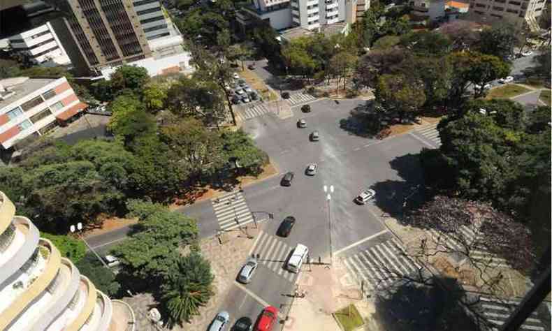 Praa ABC, onde h cruzamento das avenidas Afonso Pena e Getlio Vargas: descida pela Rua Cludio Manoel no ser possvel em breve(foto: Jair Amaral/EM/D.A PRESS)