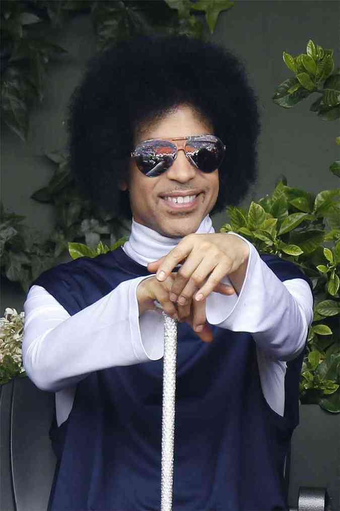 Por sua versatilidade em compor, tocar, cantar e danar, a performance de Prince no palco foi considerada algo extraordinrio por muitos crticos (foto: AFP PHOTO / KENZO TRIBOUILLARD )