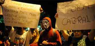 Manifestantes se reuniram em frente  rua onde mora o governador do Rio, Srgio Cabral, protestando contra a corrupo e pedindo investigao sobre escndalos polticos. Ao terminou em confronto violento com a polcia(foto: Fernando Frazo/ABr)