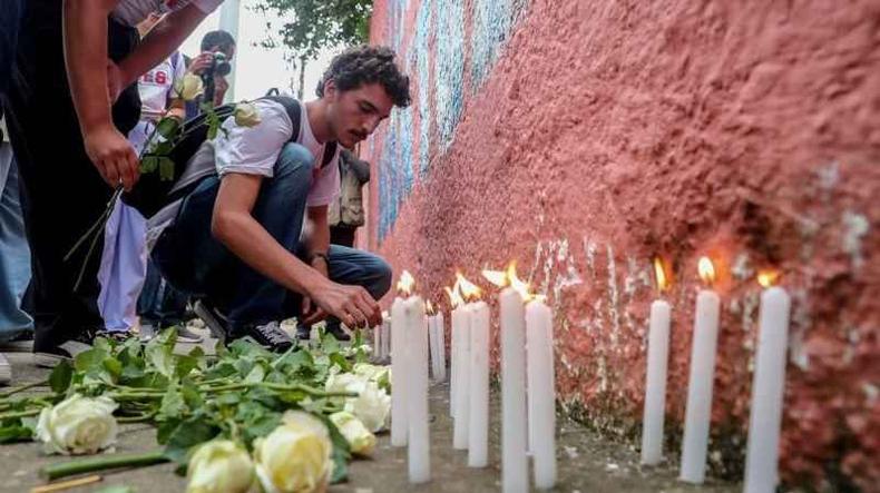 Viglia foi organizada em frente a escola em So Paulo onde professora foi morta