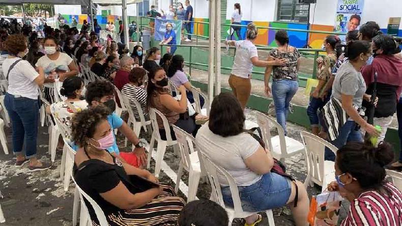 Os serviços de assistência social possibilitam o acesso a benefícios como o Auxílio Brasil, BPC e encaminhamento a abrigos(foto: Divulgação/Prefeitura de Manaus) Mutirão de atendimentos para atualização do Cadastro Único em Manaus, janeiro de 2022