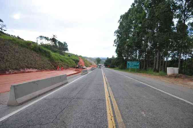 Trs anos aps a presidente Dilma Rousseff assinar a ordem de servio para obras em parte da rodovia, intervenes andam muito devagarAlexandre Guzanshe/EM/D.A PRESS