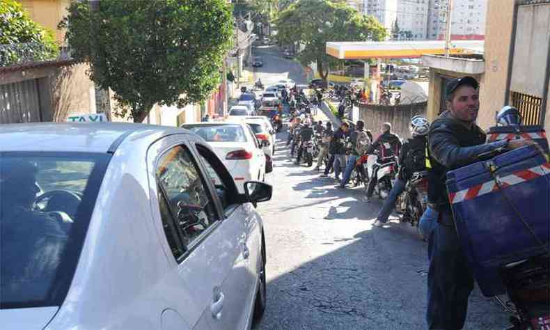 Fila em posto de combustvel da Avenida Cristiano Machado entrava pelas ruas do Bairro da Graa(foto: Jair Amaral/EM/DA Press)