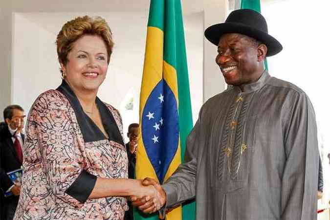 Presidenta Dilma Rousseff posa para foto oficial com Presidente da Nigria, Goodluck Jonathan durante cerimnia oficial de chegada a Abuja(foto: Roberto Stuckert Filho/PR)