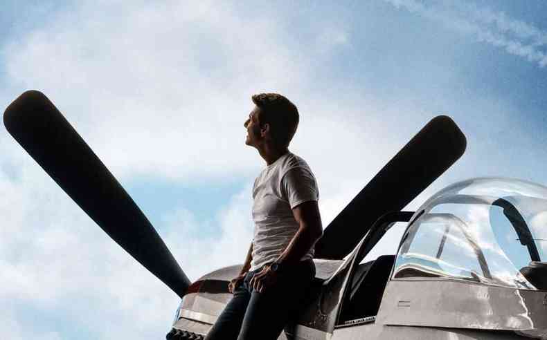 Tom Cruise encostado em um avio em cena do novo filme Top Gun: Maverick
