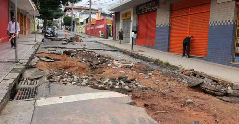 Na Rua Alcindo Vieira, prximo  Avenida Afonso Vaz de Melo, no Barreiro, asfalto foi arrancado pela fora das guas(foto: Jair Amaral/EM/D.A Press)