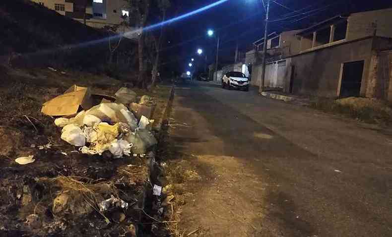 Na noite desta segunda-feira (5/7), na Avenida Europa, paralela à Avenida Minas Gerais, havia muito lixo a ser recolhido